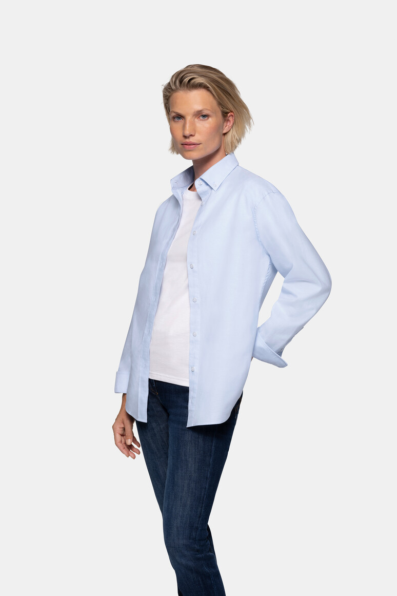 HAKRO 138 Oxford Bluse in Himmelblau – Modellansicht