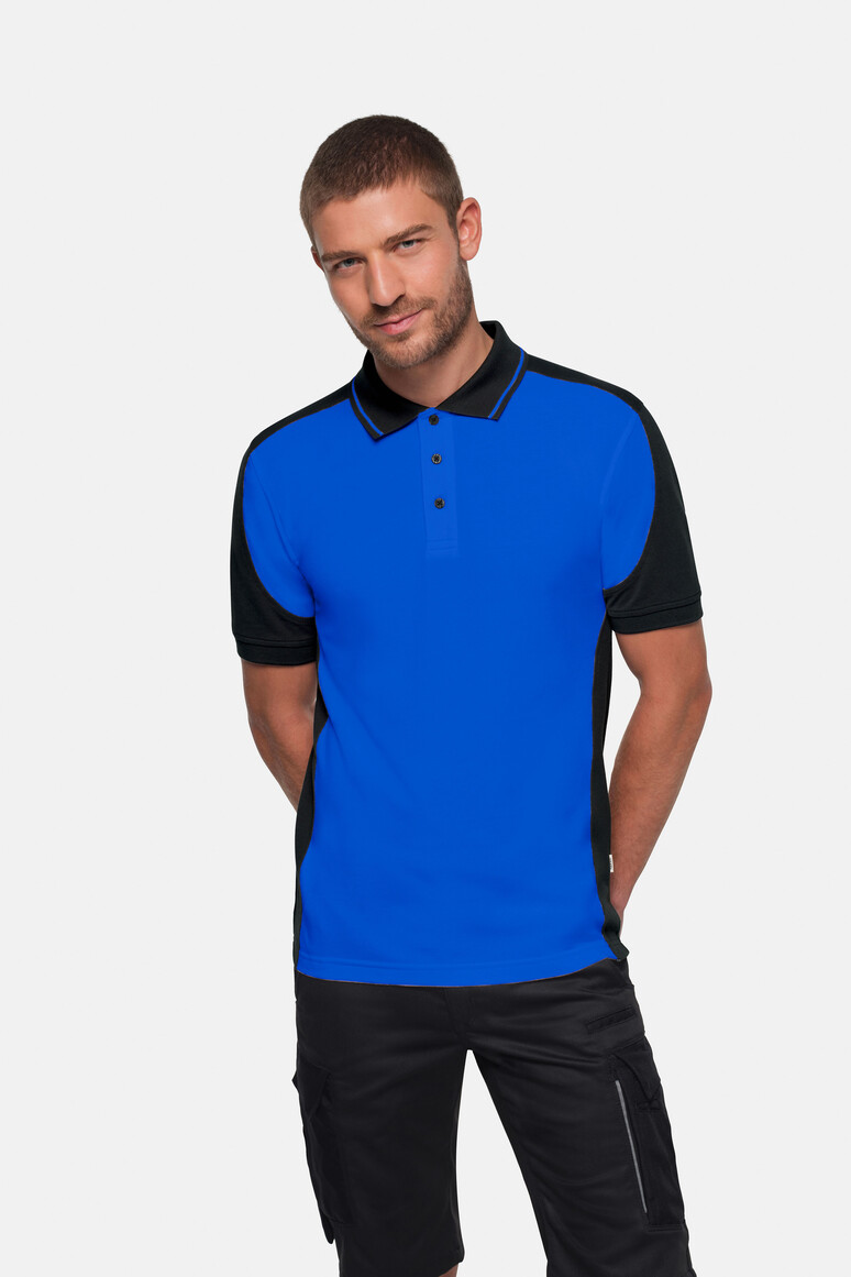 HAKRO 539 Poloshirt Contrast MIKRALINAR® ECO in Royalblau/Schwarz – Modellansicht