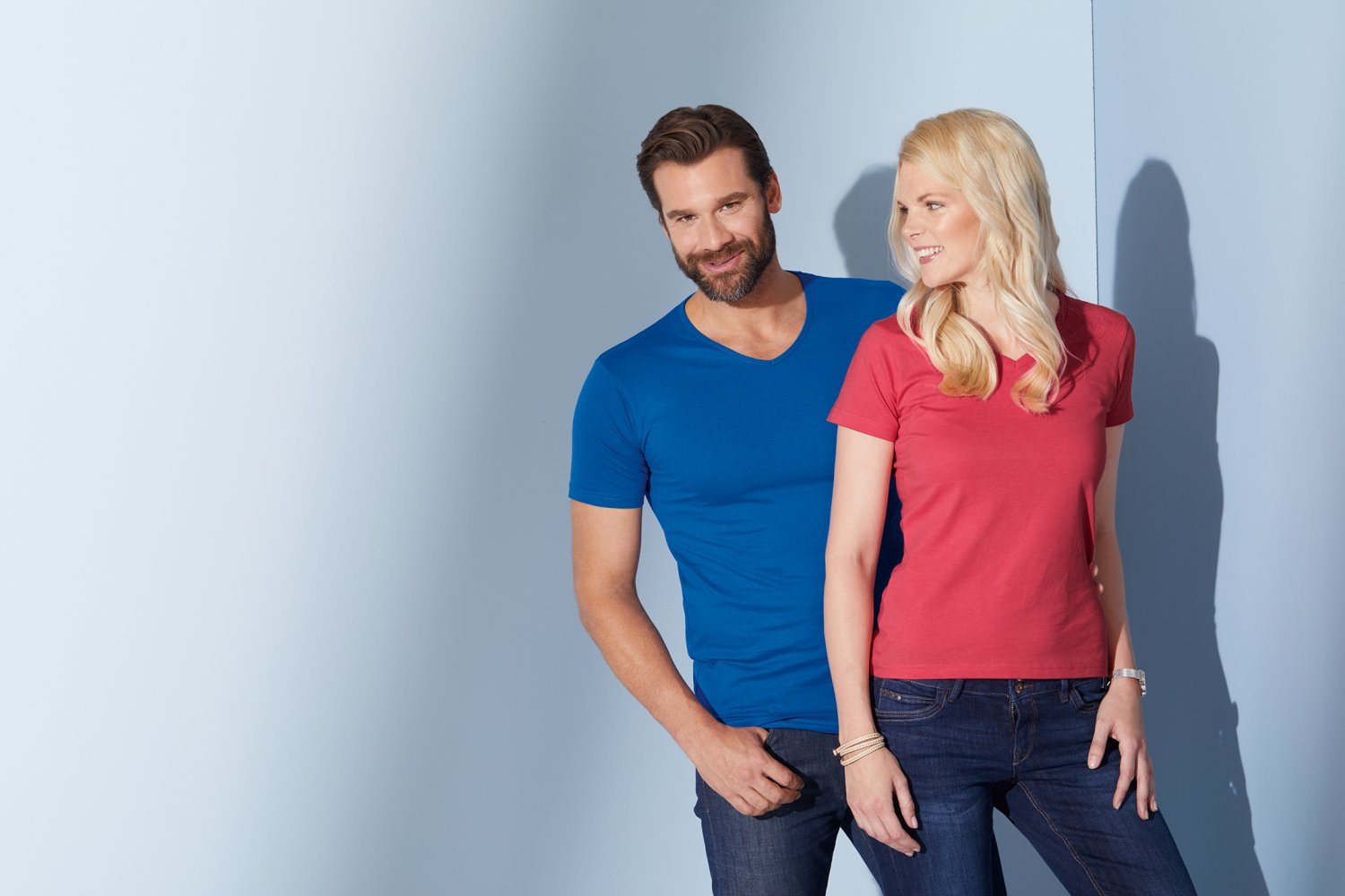 Daiber Ladies' Slim Fit V-T in Black – Modellansicht