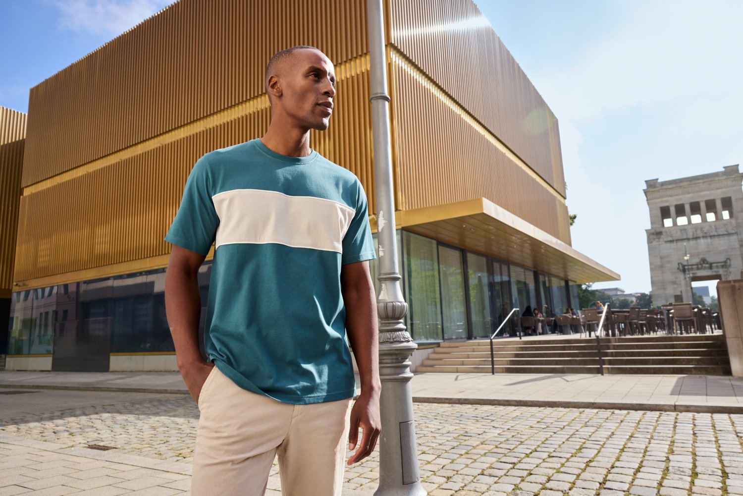 Daiber T-Shirt colour-block UNISEX OCS Standard in Black/Sandstone – Modellansicht