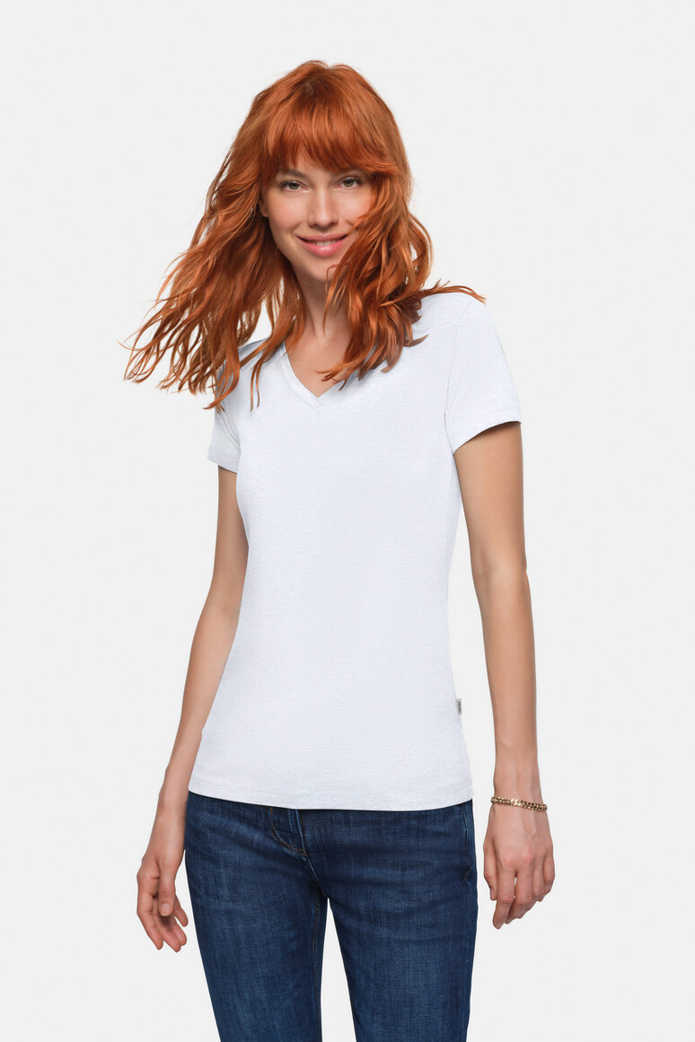 HAKRO 172 Damen V-Shirt Stretch in Weiß – Modellansicht