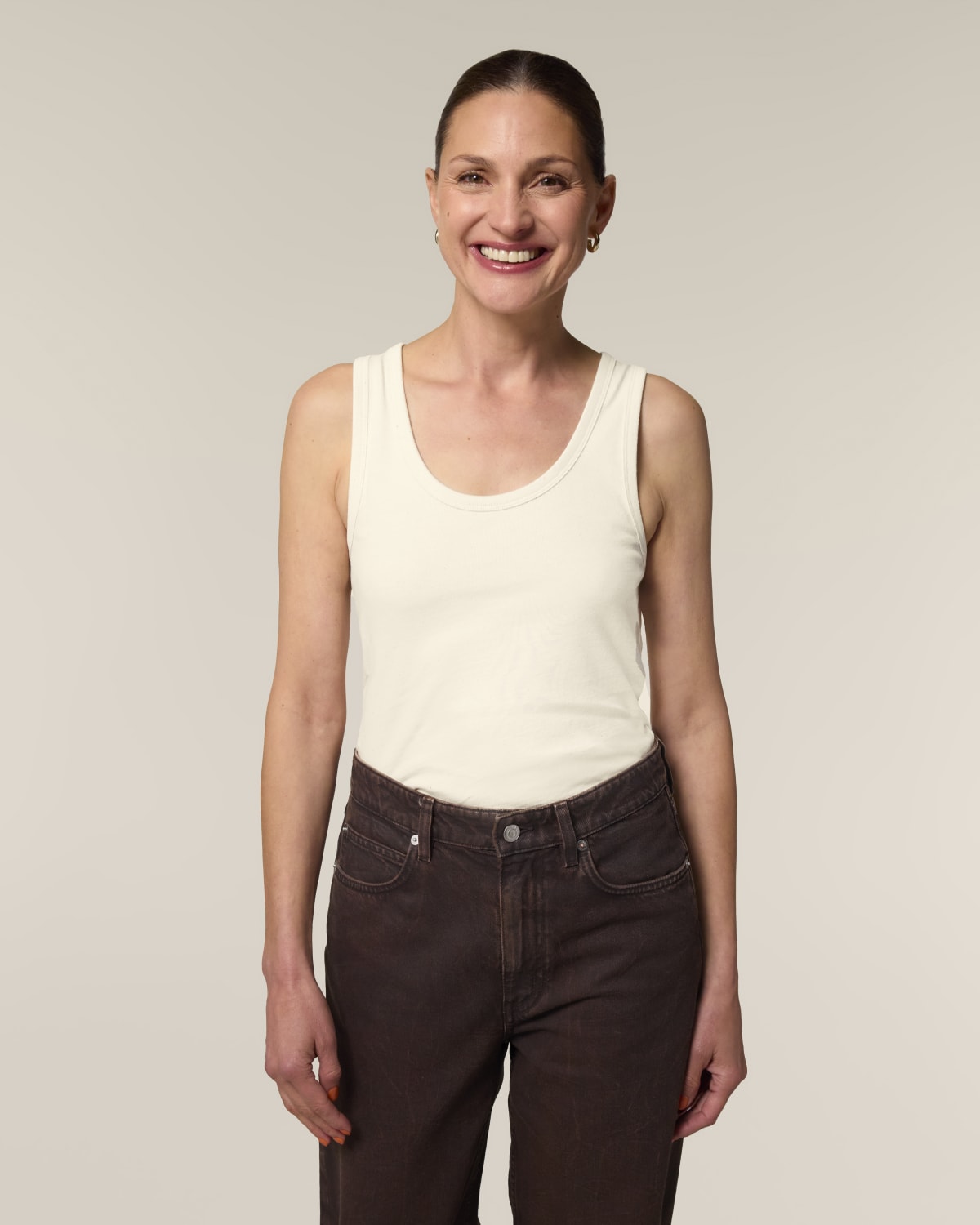 Stanley Stella Stella Ava in Natural Raw – Modellansicht