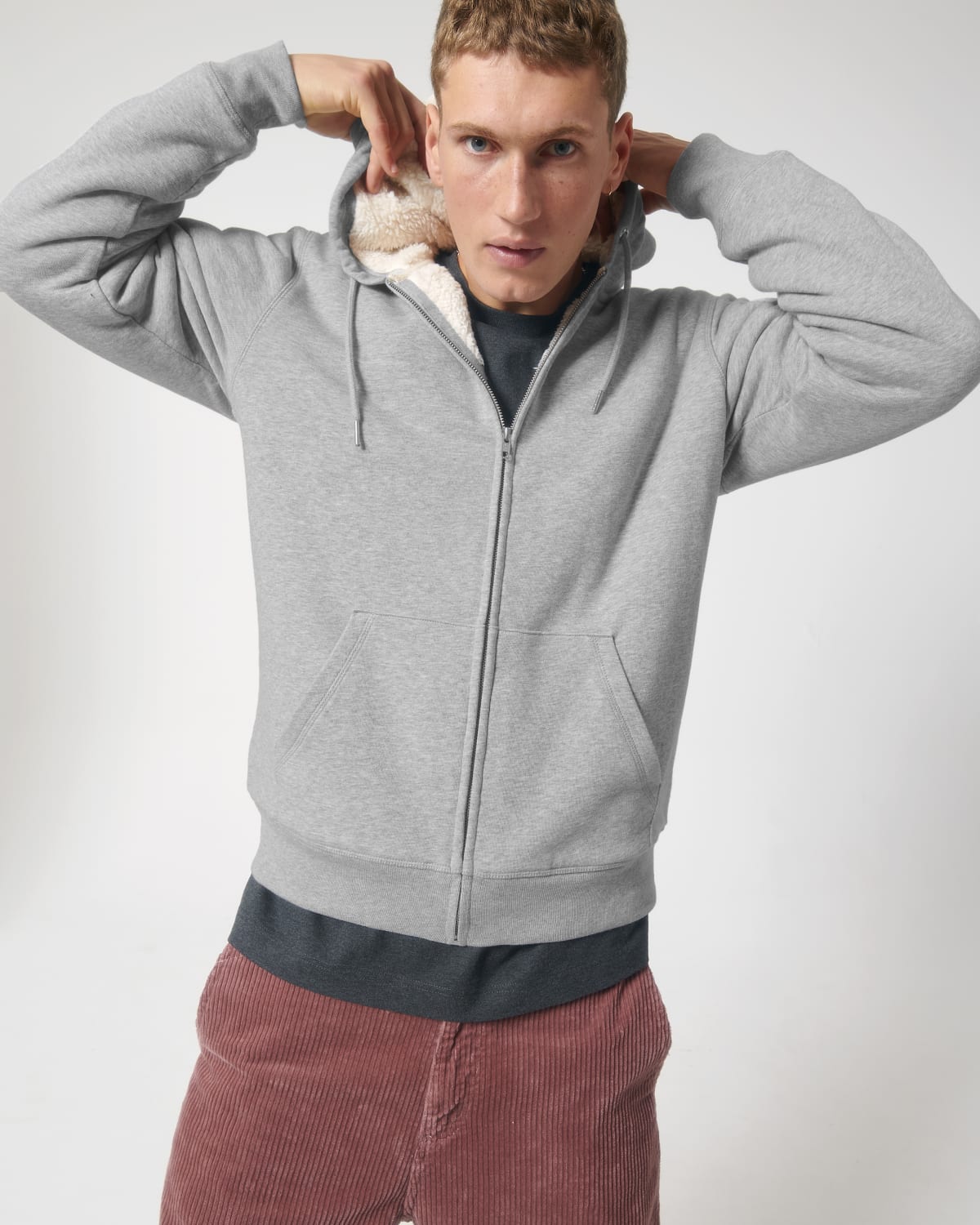 Stanley Stella Hygger Sherpa in Heather Grey – Modellansicht