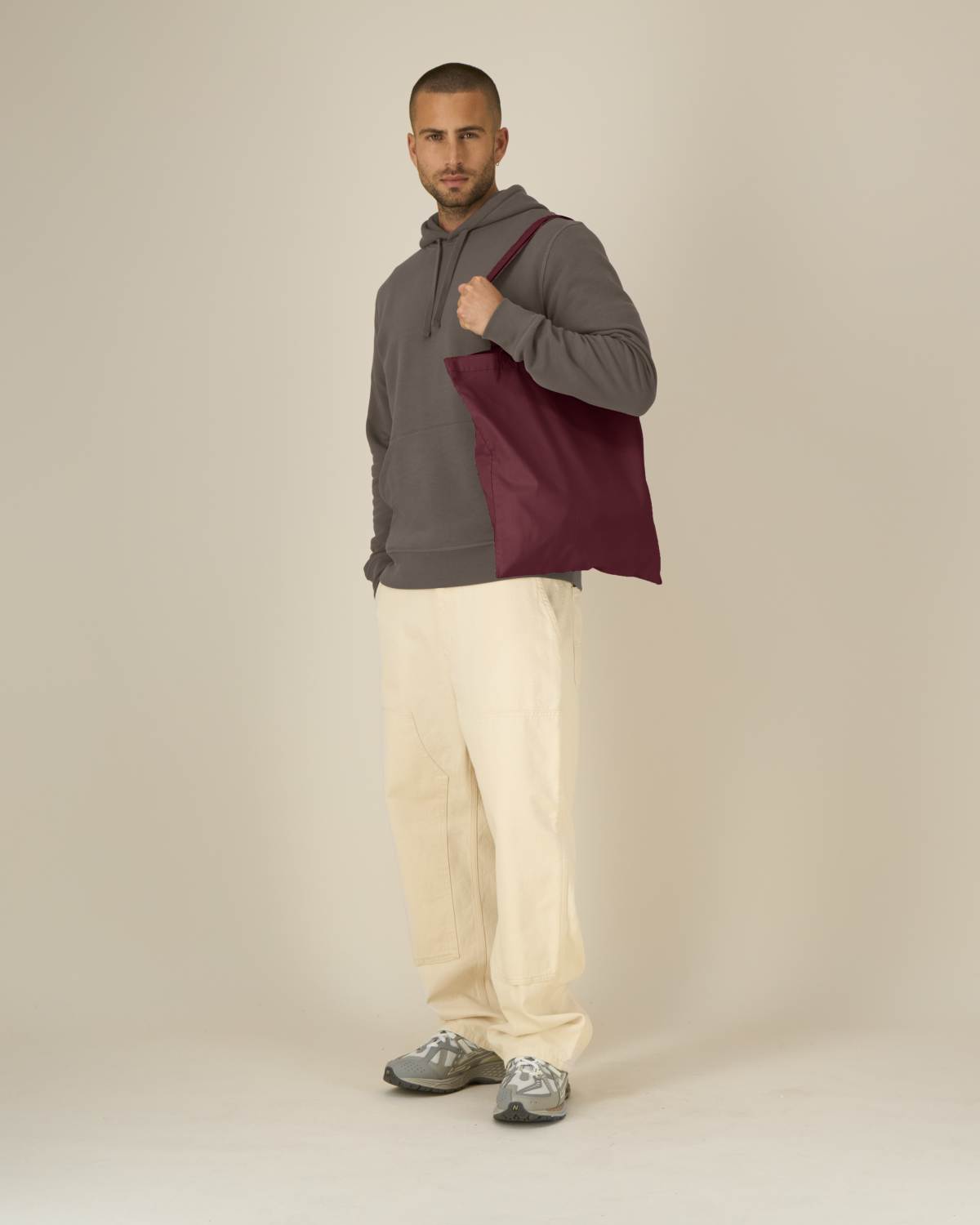 Stanley Stella Light Tote Bag in Burgundy – Modellansicht