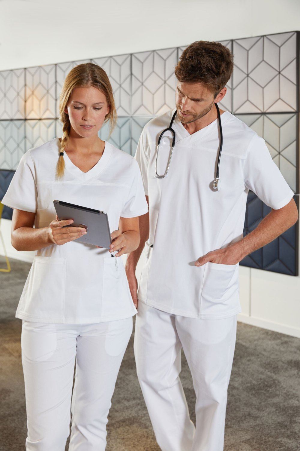 Daiber Men's Stretch-Kasack in White – Modellansicht
