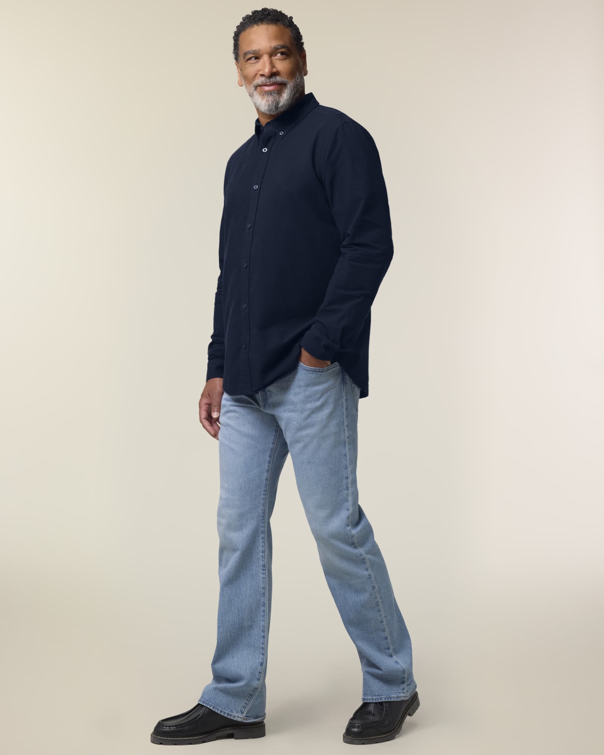Stanley Stella Stanley Oxford Shirt in French Navy – Modellansicht