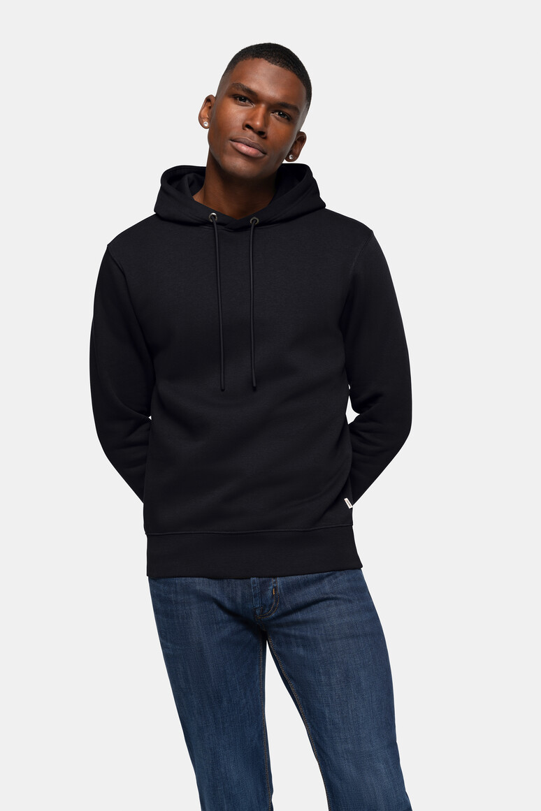 HAKRO 560 Kapuzen-Sweatshirt Bio-Baumwolle in Schwarz – Modellansicht
