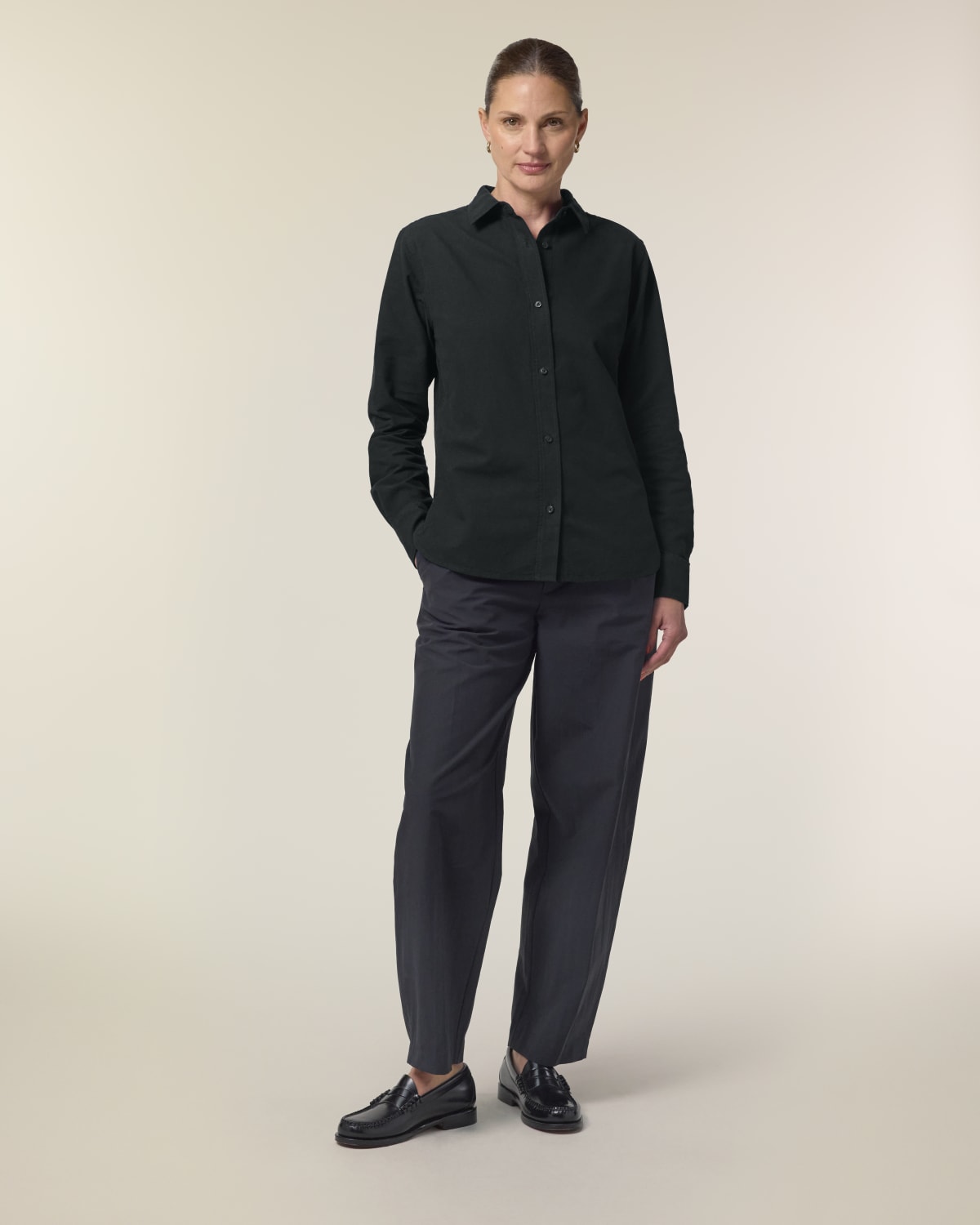 Stanley Stella Stella Oxford Shirt in Black – Modellansicht