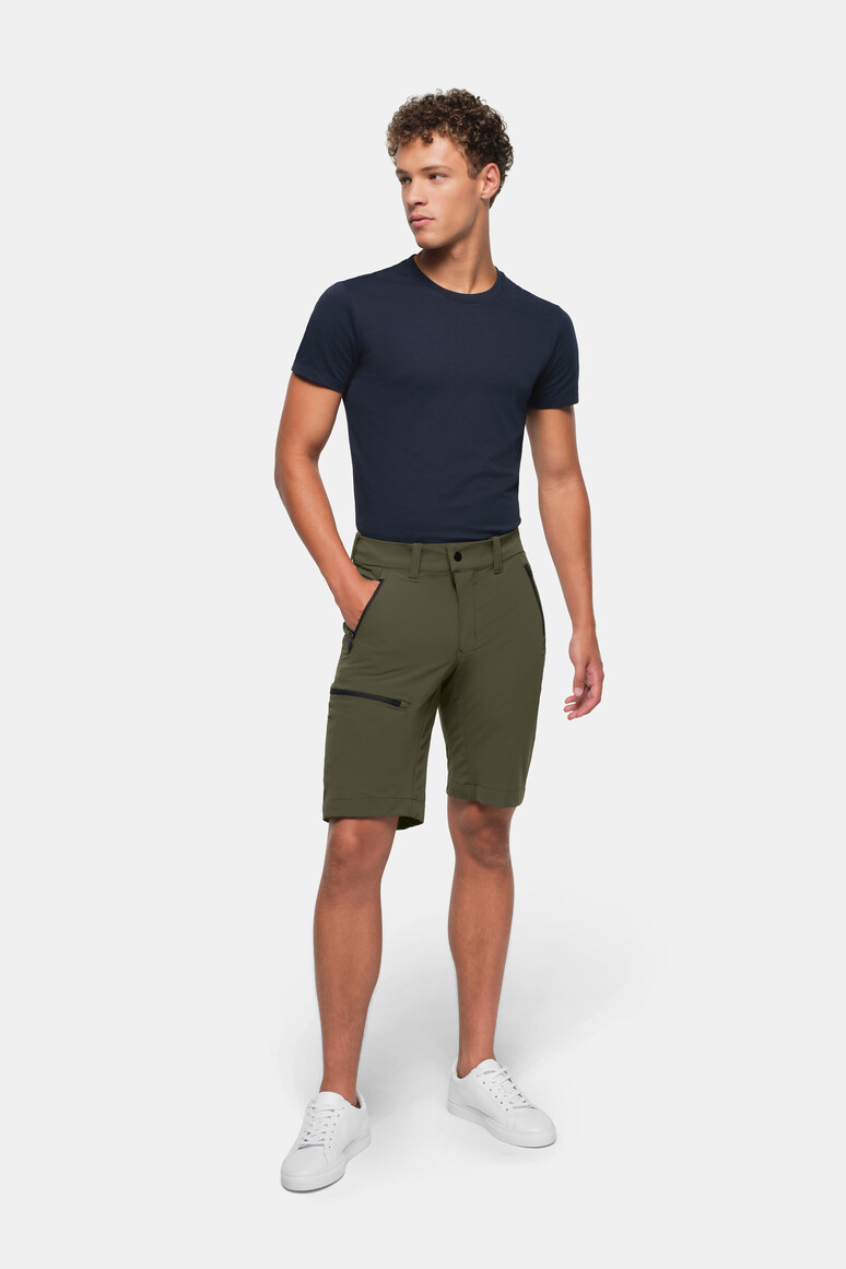 HAKRO 743 Funktionsshorts X-Stretch in Olive – Modellansicht