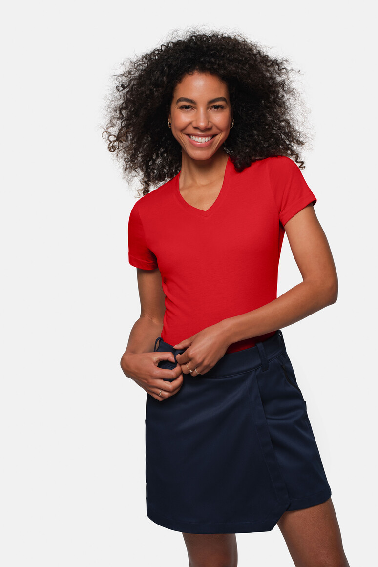 HAKRO 181 Damen V-Shirt MIKRALINAR® in Rot – Modellansicht