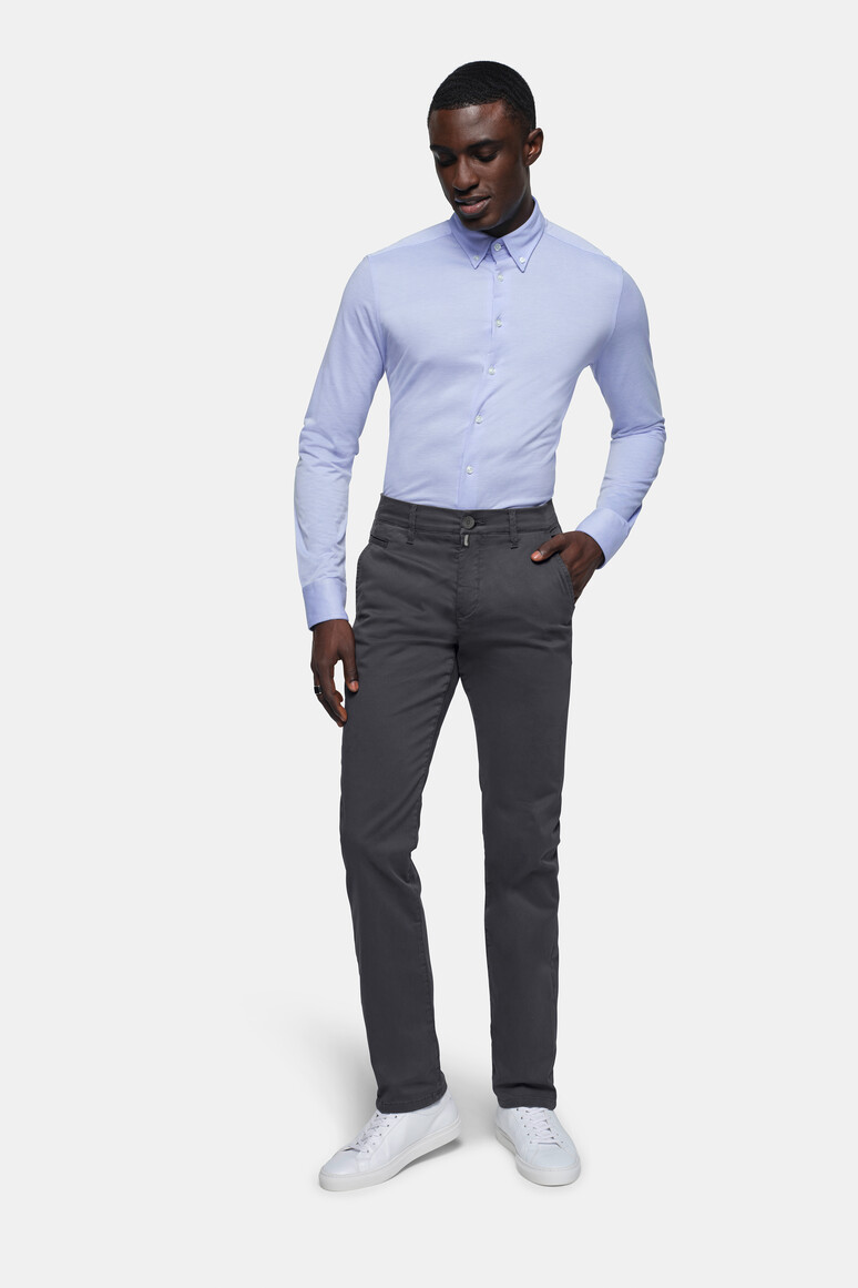 HAKRO 707 Chinohose X-Stretch in Karbongrau – Modellansicht