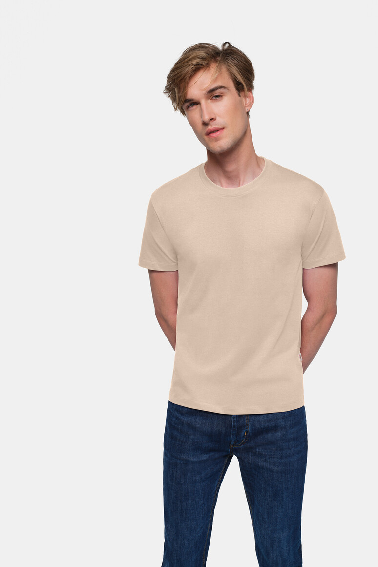 HAKRO 292 T-Shirt Classic in Sand – Modellansicht