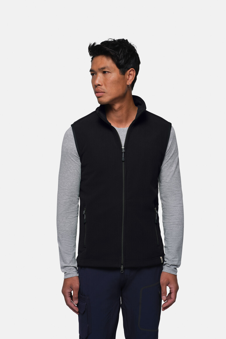 HAKRO 847 Fleeceweste ECO in Schwarz – Modellansicht