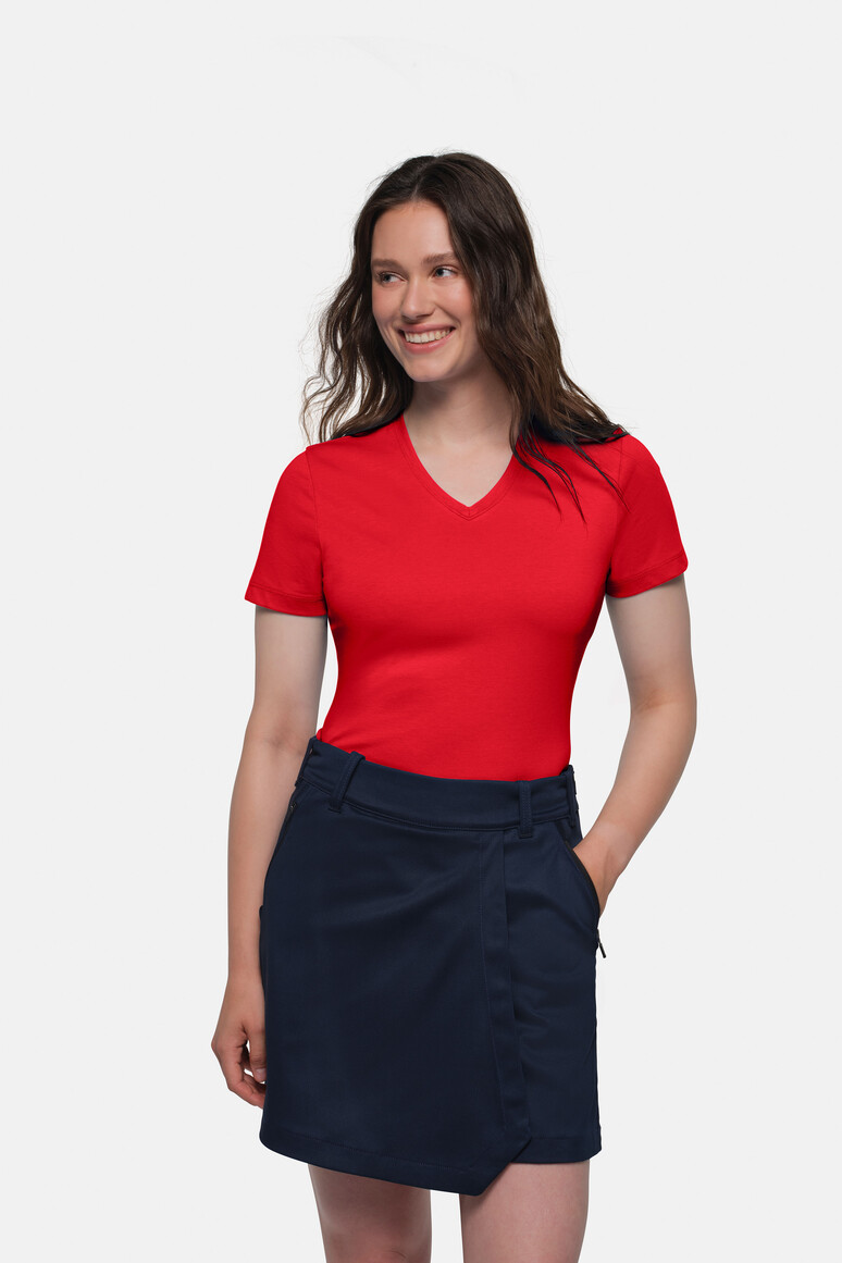 HAKRO 169 COTTON TEC® Damen V-Shirt in Rot – Modellansicht
