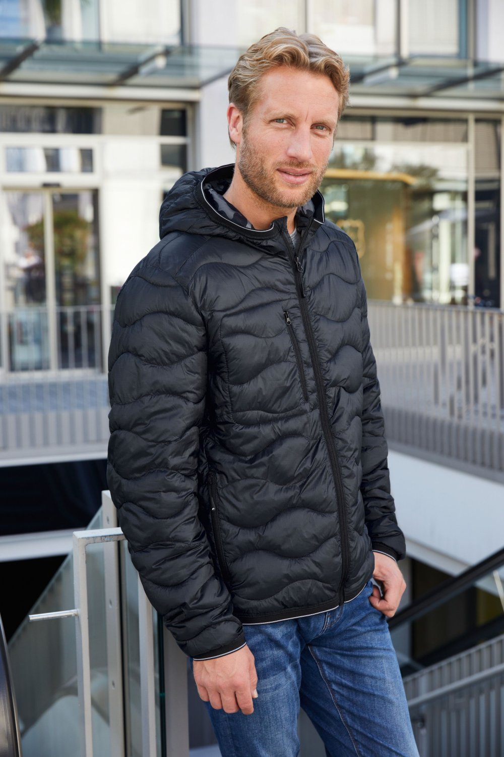 Daiber Men's Padded Jacket in Black/Black – Modellansicht