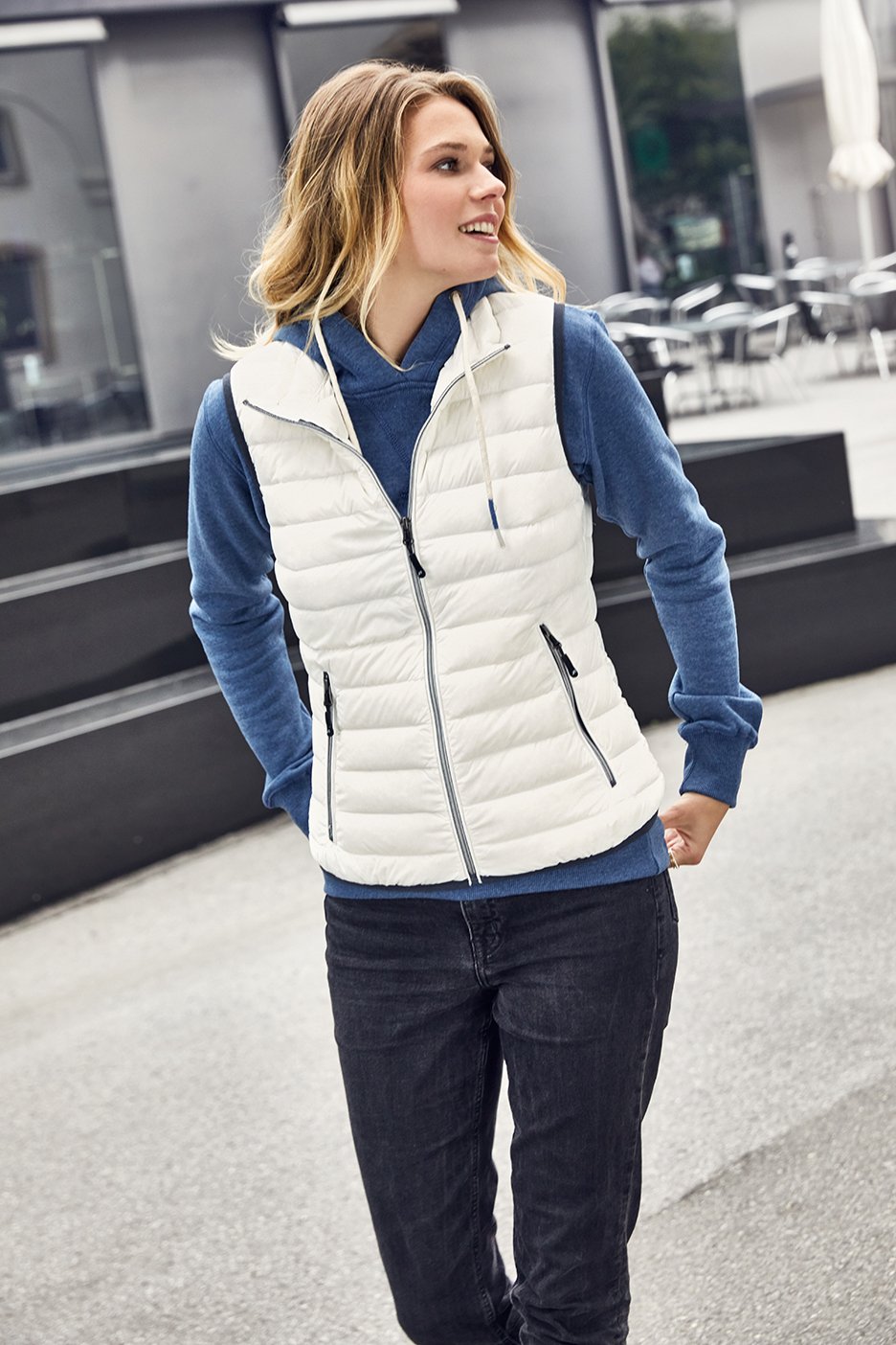 Daiber Ladies' Down Vest in Navy/Silver – Modellansicht