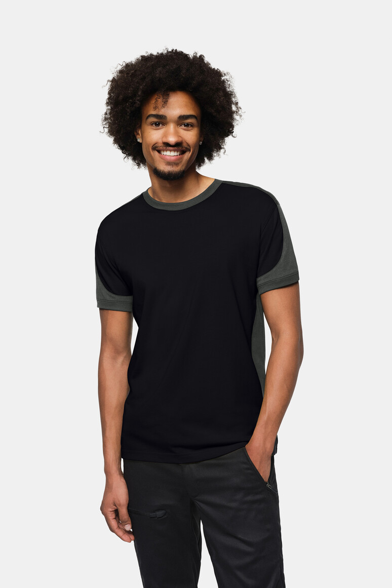 HAKRO 590 T-Shirt Contrast MIKRALINAR® ECO in Schwarz/Karbongrau – Modellansicht
