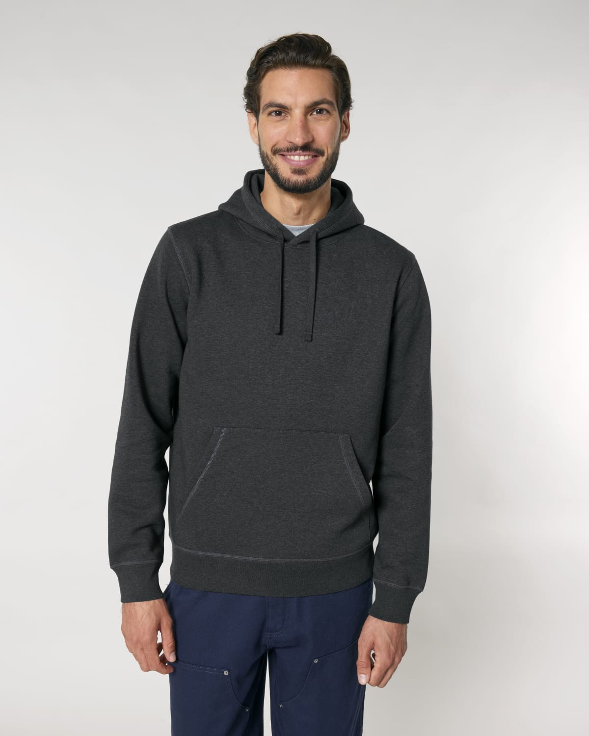 Stanley Stella Drummer 2.0 in Dark Heather Grey – Modellansicht