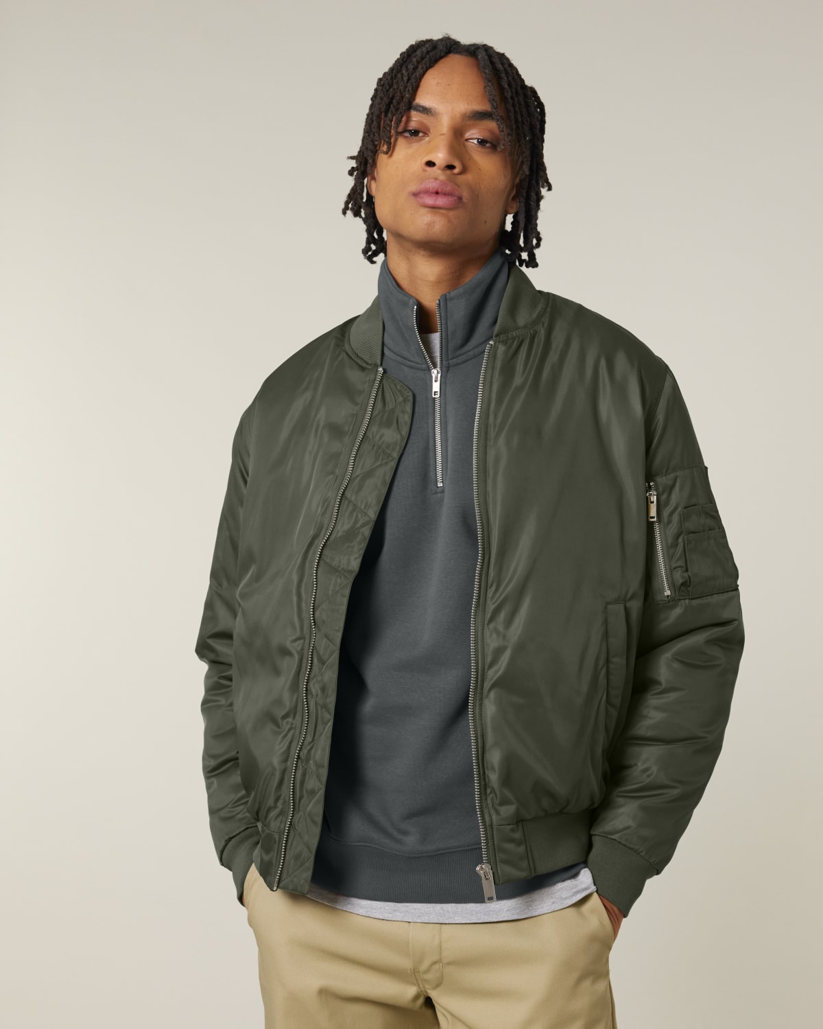 Stanley Stella Bomber 2.0 in Khaki – Modellansicht