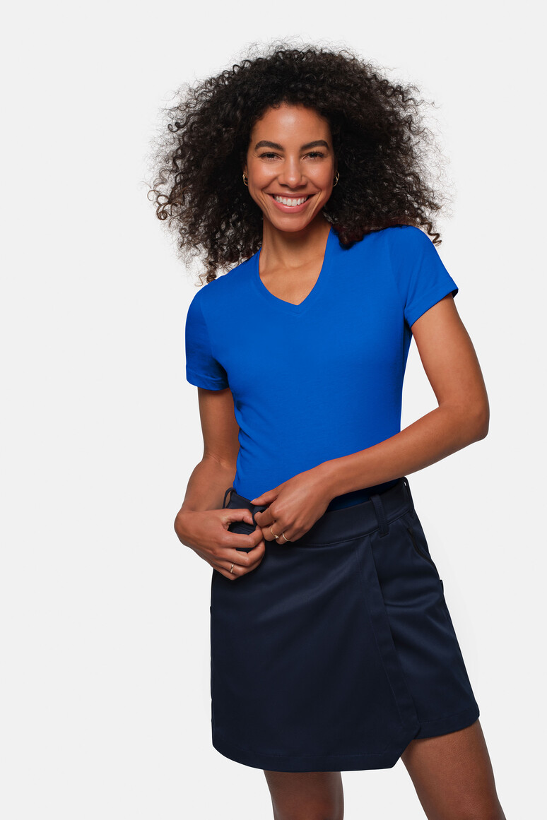 HAKRO 181 Damen V-Shirt MIKRALINAR® in Royalblau – Modellansicht
