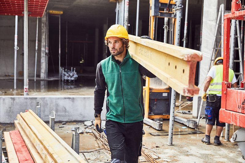 Daiber Workwear Fleece Vest - STRONG - in Red/Black – Modellansicht