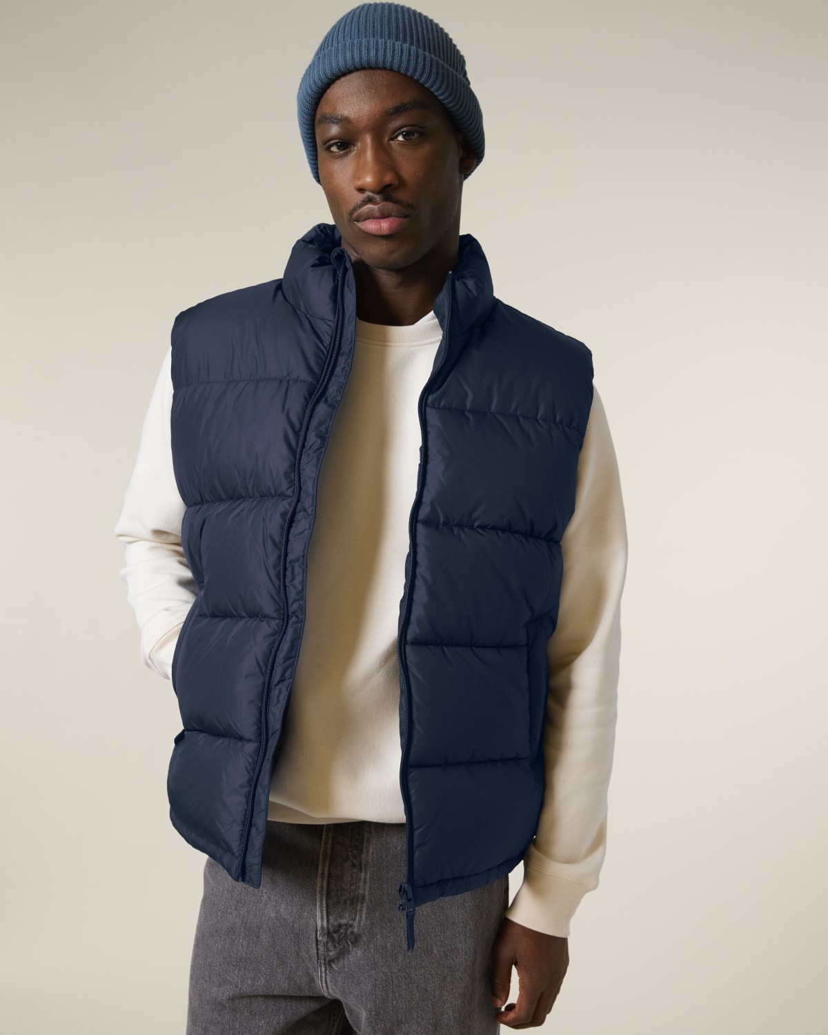 Stanley Stella Puffer Gilet in French Navy – Modellansicht