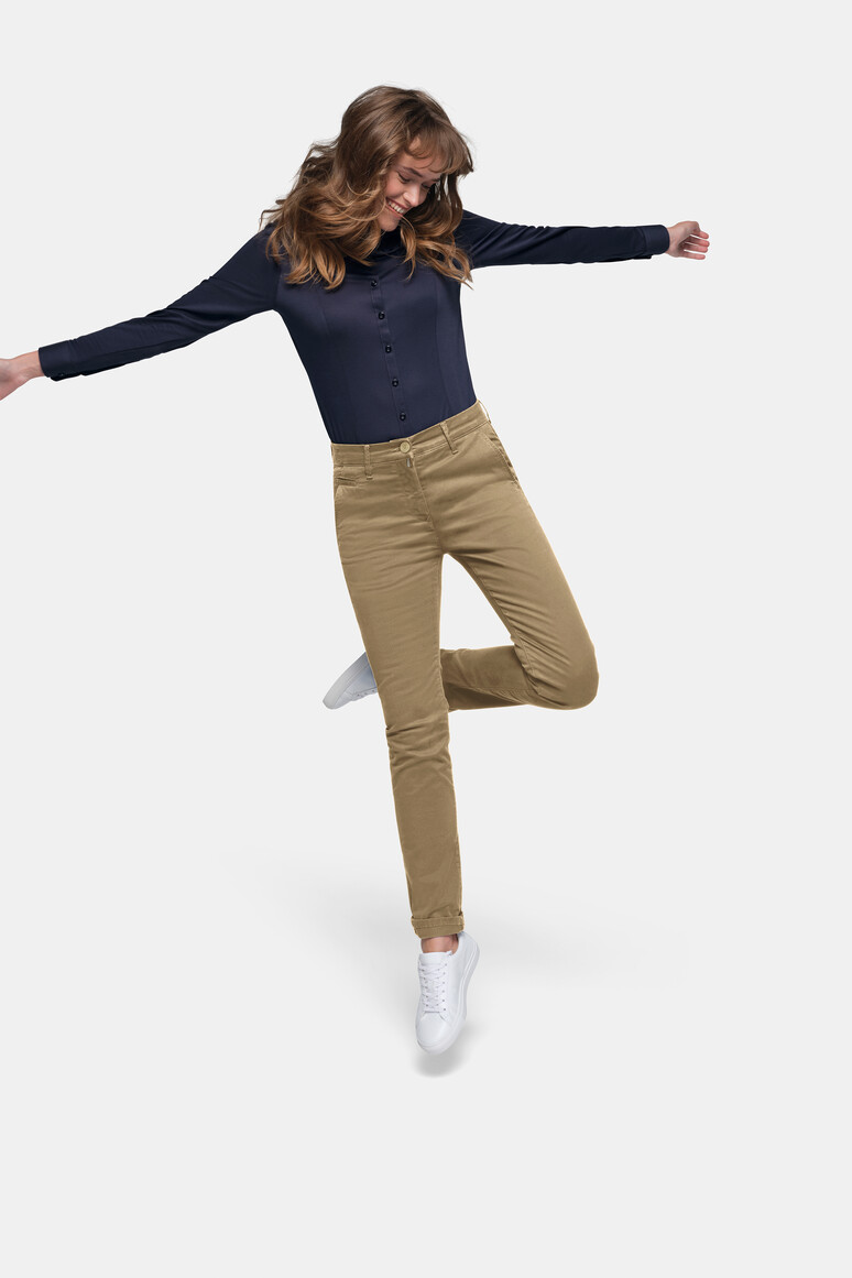 HAKRO 706 Damen Chinohose X-Stretch in Khaki – Modellansicht