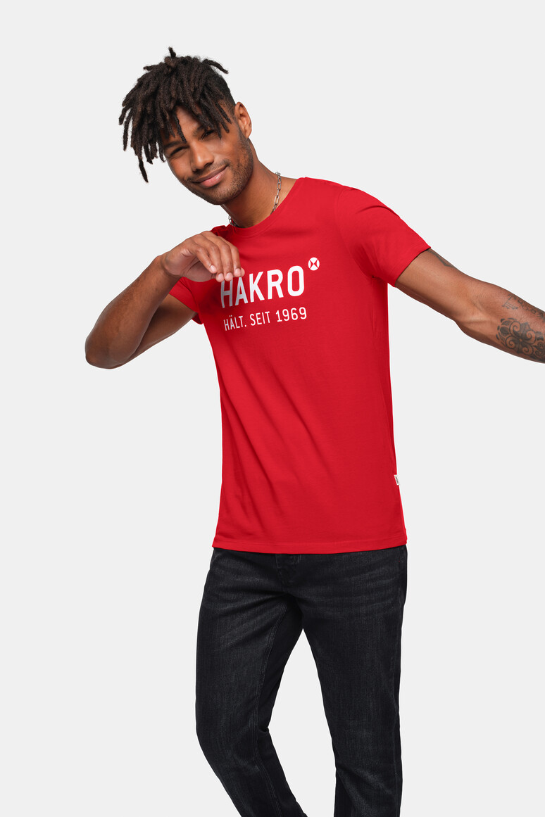 HAKRO 1969 T-Shirt Logo in Rot – Modellansicht