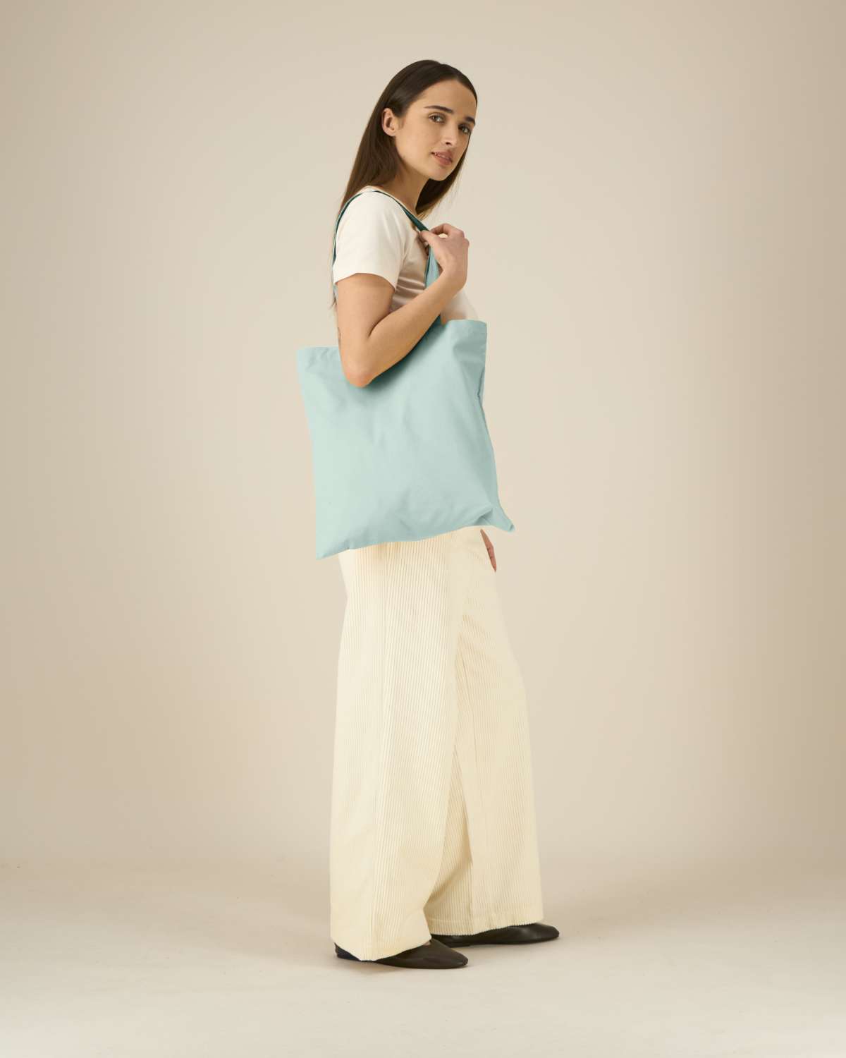 Stanley Stella Light Tote Bag in Caribbean Blue – Modellansicht