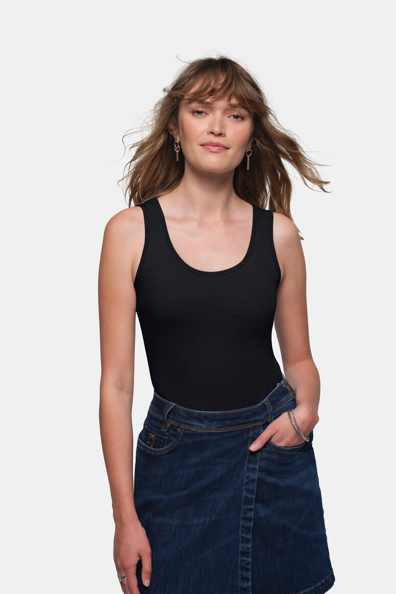 HAKRO 159 Damen Tank-Top Classic in Schwarz – Modellansicht