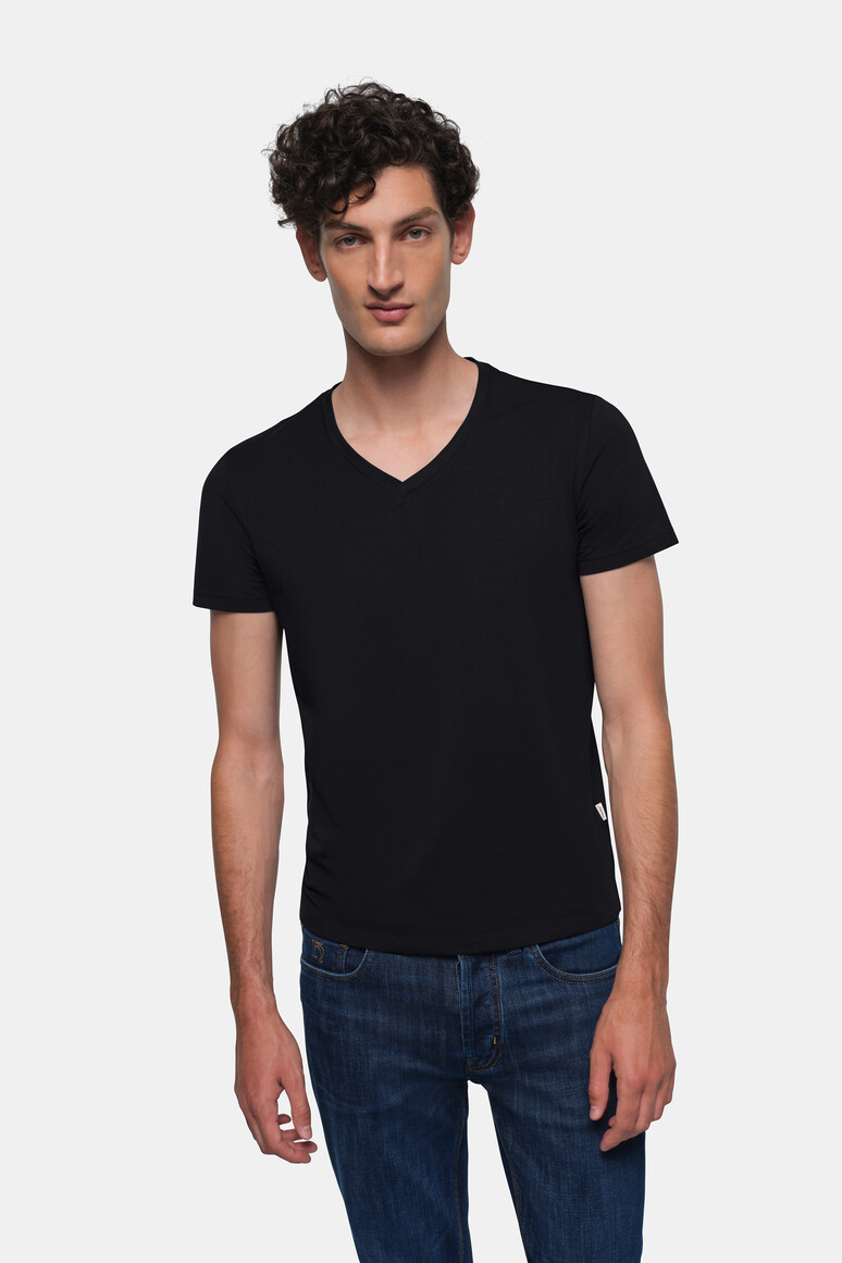 HAKRO 272 V-Shirt Stretch in Schwarz – Modellansicht