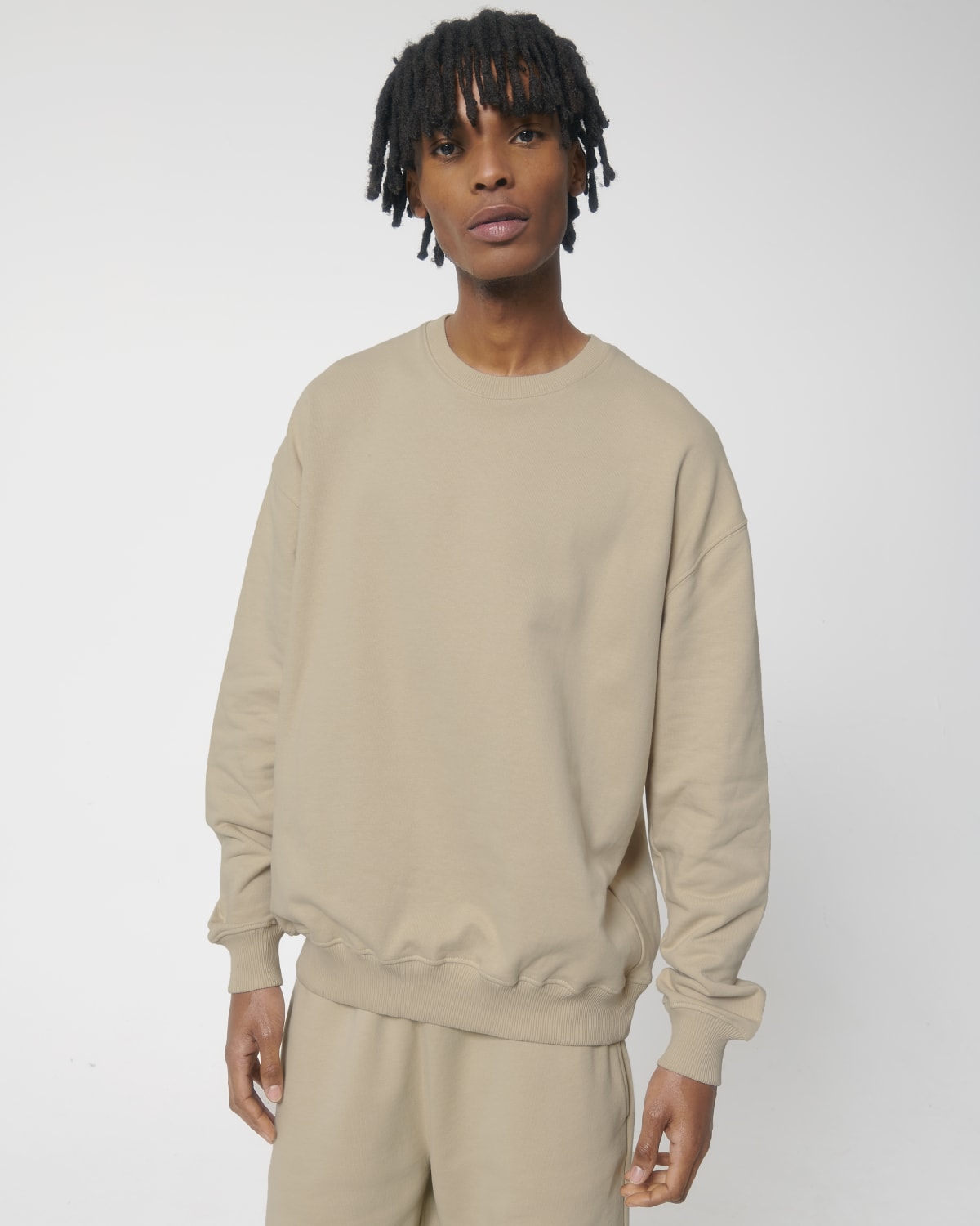 Stanley Stella Ledger Dry in Desert Dust – Modellansicht
