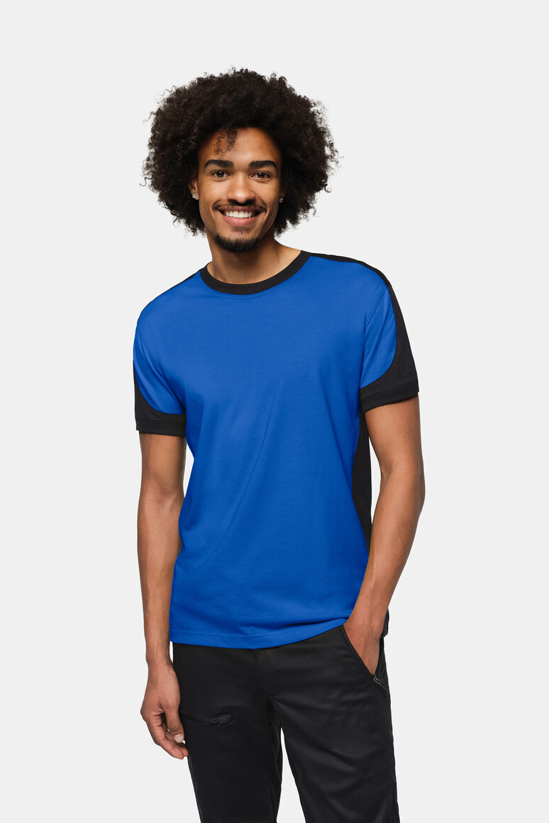 HAKRO 590 T-Shirt Contrast MIKRALINAR® ECO in Royalblau/Schwarz – Modellansicht
