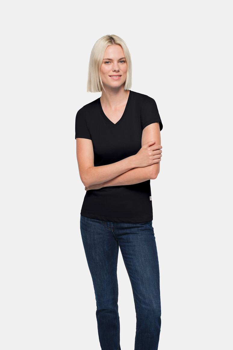 HAKRO 126 Damen V-Shirt Classic in Schwarz – Modellansicht
