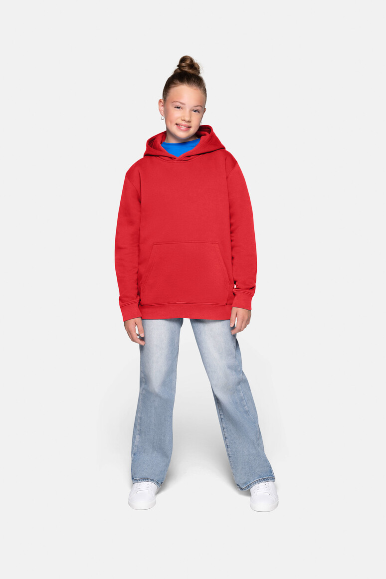 HAKRO 562 Kinder Kapuzen-Sweatshirt Bio-Baumwolle in Rot – Modellansicht