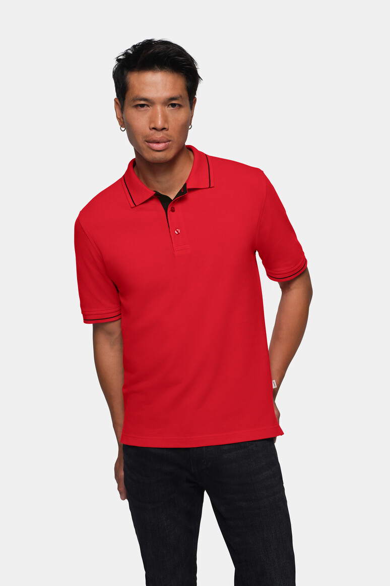HAKRO 803 Poloshirt Casual in Rot/Schwarz – Modellansicht