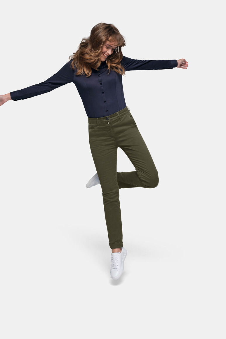 HAKRO 706 Damen Chinohose X-Stretch in Olive – Modellansicht