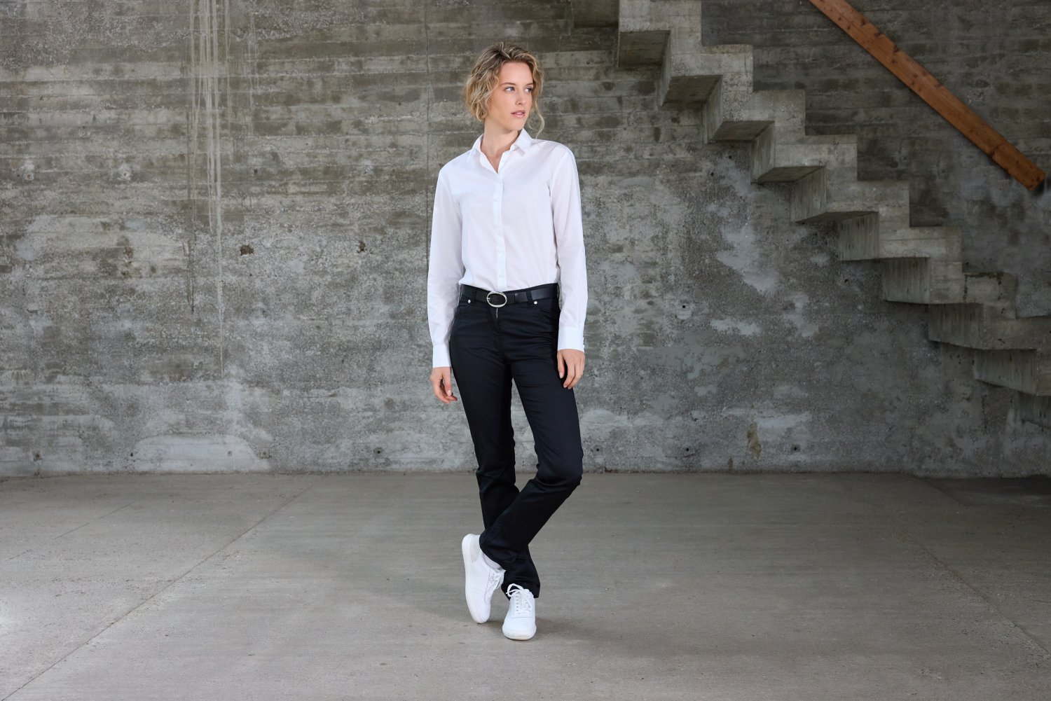 Daiber Ladies' Shirt - MODERN FIT - in Black – Modellansicht