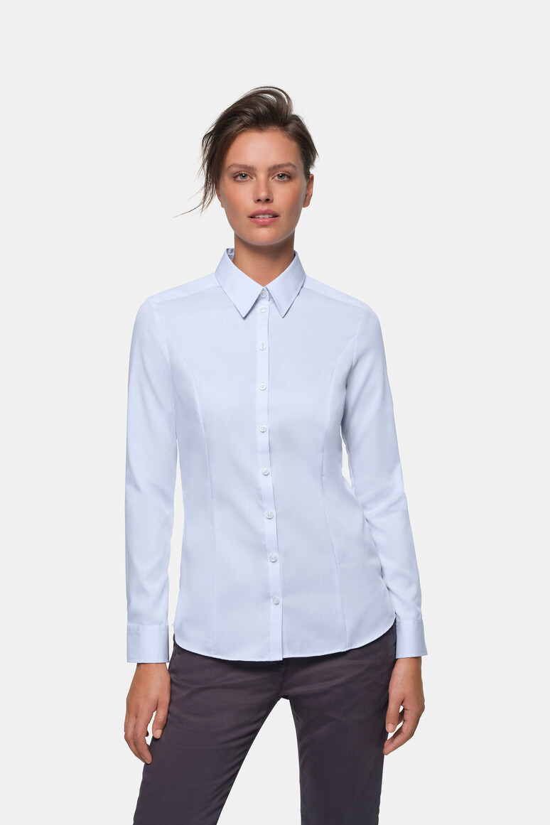 HAKRO 106 Bluse Business in Himmelblau – Modellansicht