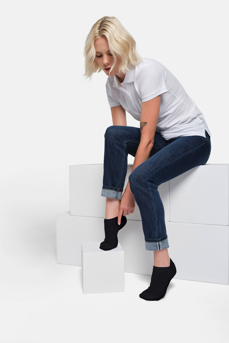 HAKRO 973 Sneaker Socken Essentials in Schwarz – Modellansicht