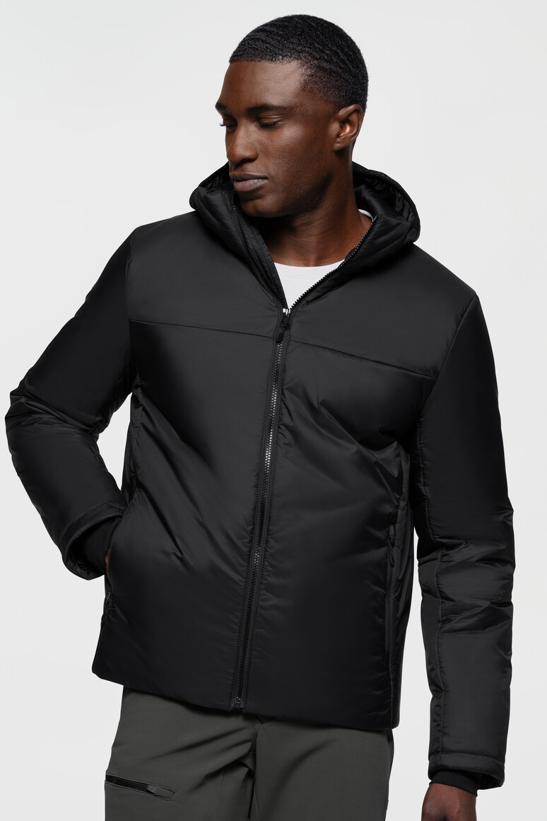 HAKRO 889 Kapuzen-Thermo-Loftjacke in Schwarz – Modellansicht
