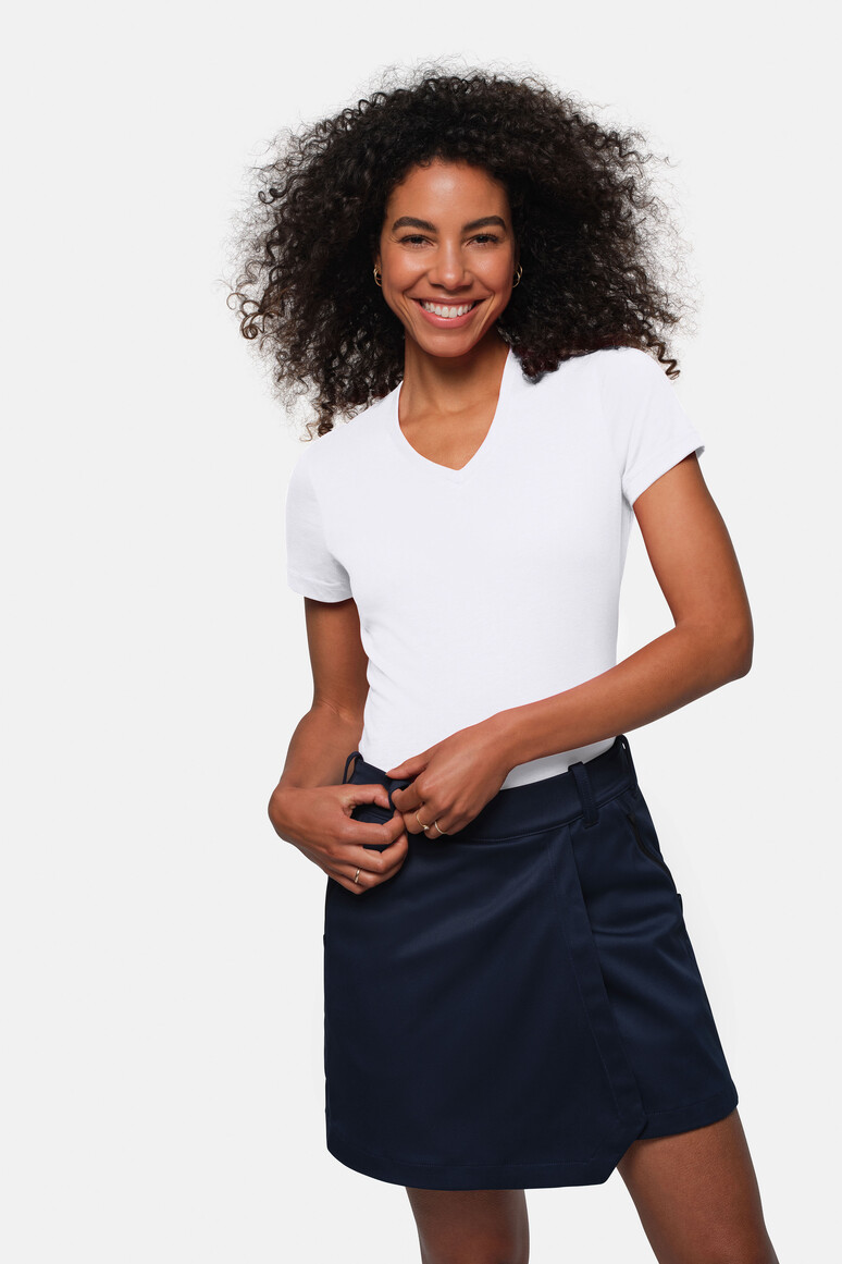 HAKRO 181 Damen V-Shirt MIKRALINAR® in Weiß – Modellansicht