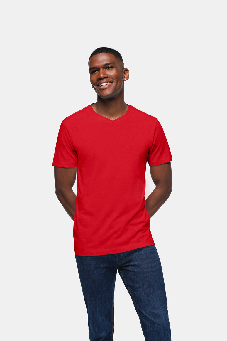 HAKRO 226 V-Shirt Classic in Rot – Modellansicht