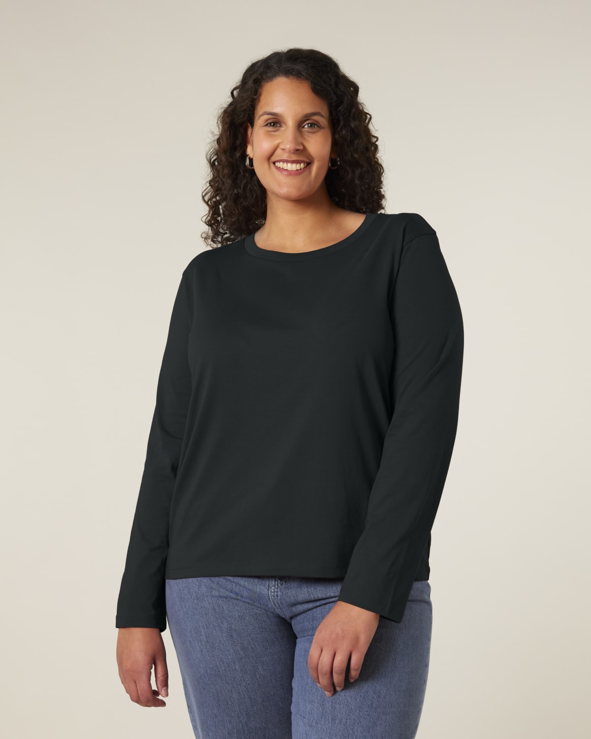 Stanley Stella Stella Muser Long Sleeve in Black – Modellansicht