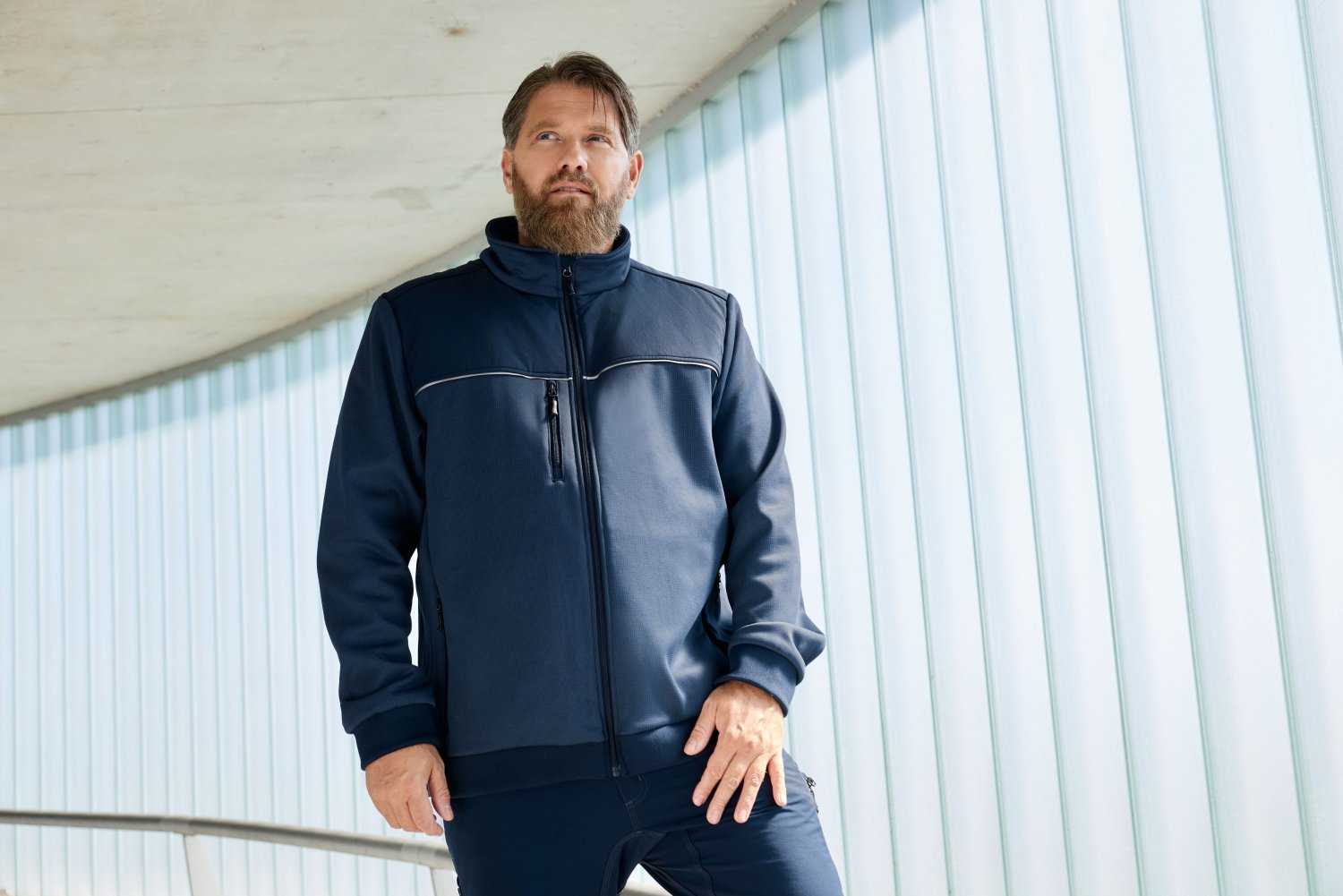 Daiber Hybrid Workwear Jacket in Carbon/Black – Modellansicht