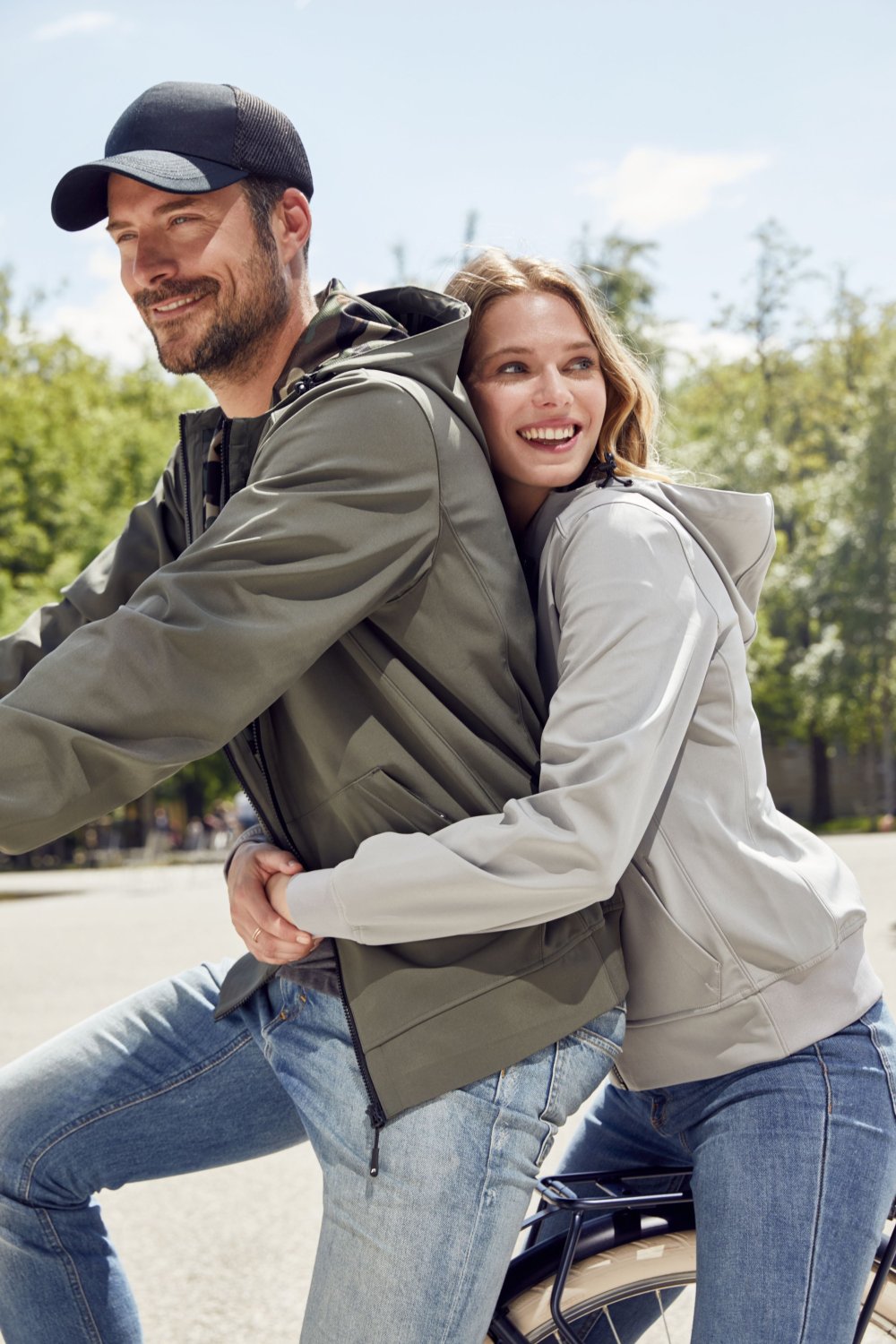 Daiber Ladies' Hooded Softshell Jacket in Black/Black – Modellansicht