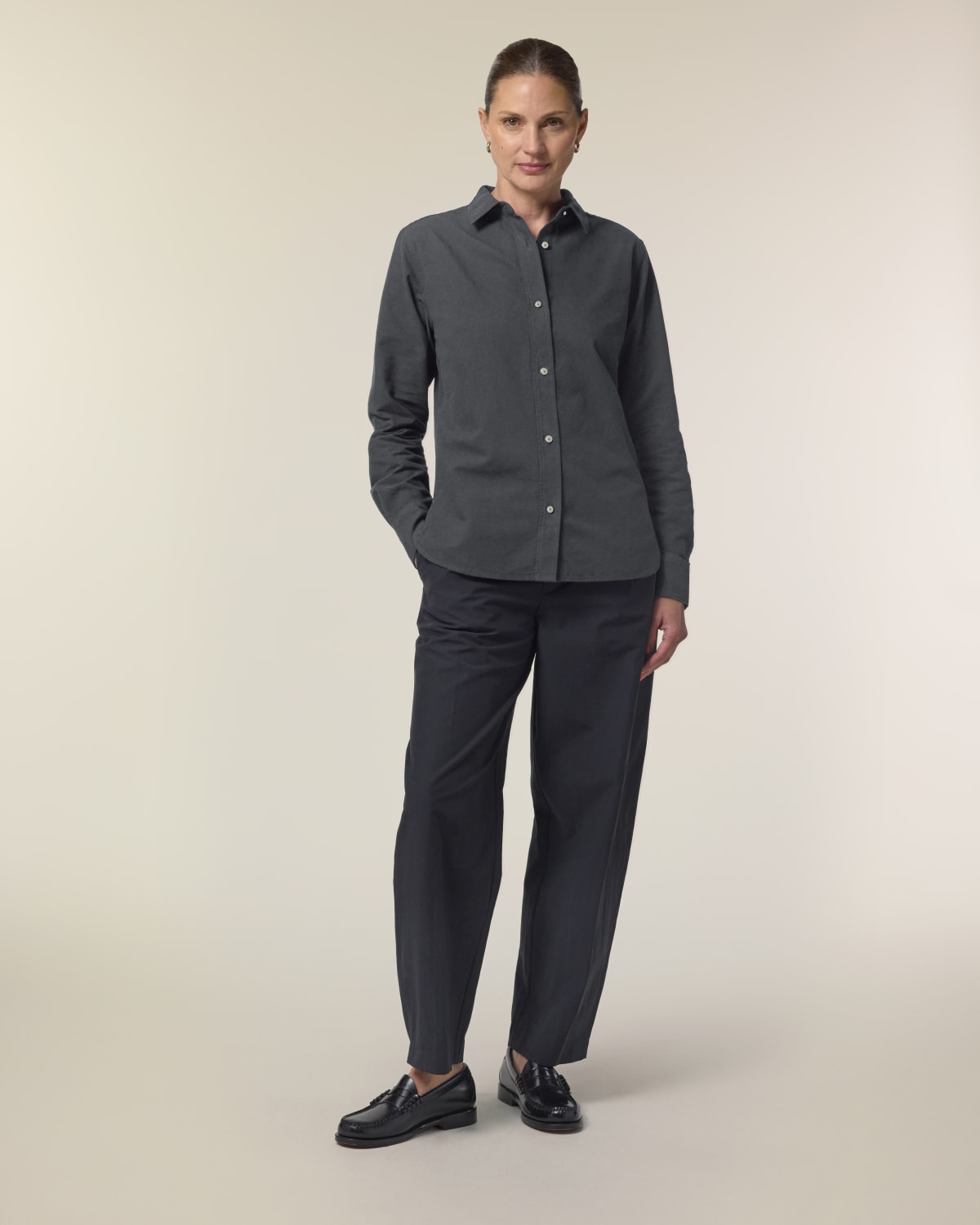 Stanley Stella Stella Oxford Shirt in Anthracite – Modellansicht