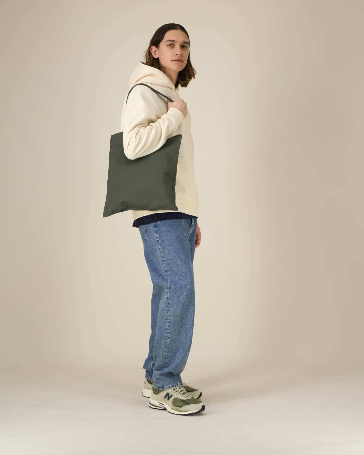 Stanley Stella Light Tote Bag in Khaki – Modellansicht