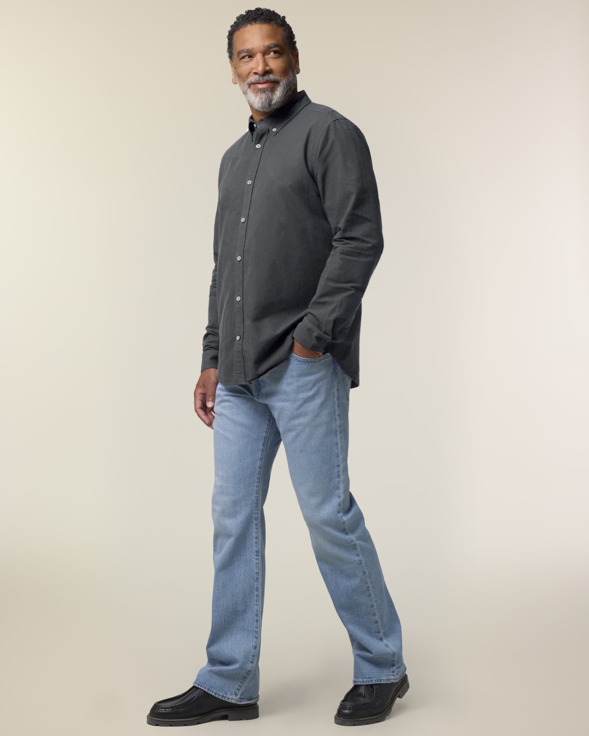 Stanley Stella Stanley Oxford Shirt in Anthracite – Modellansicht