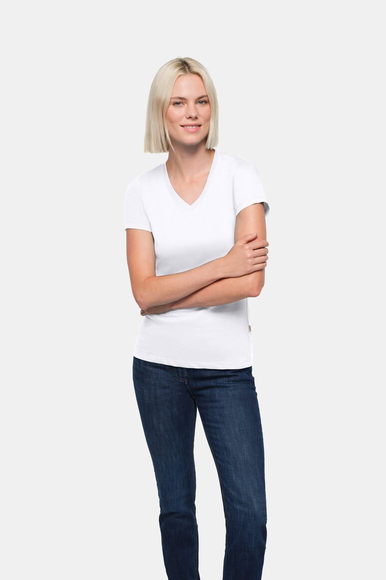 HAKRO 126 Damen V-Shirt Classic in Weiß – Modellansicht